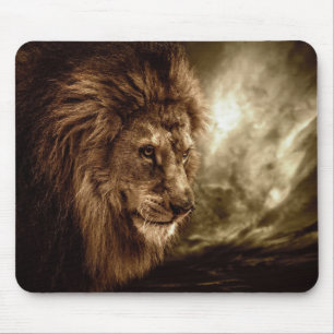 Löwe gegen stürmischen Himmel Mousepad
