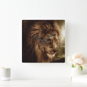 Löwe gegen stürmischen Himmel Quadratische Wanduhr (Zuhause)