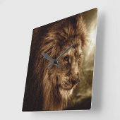 Löwe gegen stürmischen Himmel Quadratische Wanduhr (Winkel)