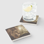 Löwe gegen stürmischen Himmel Steinuntersetzer (Seitenansicht)