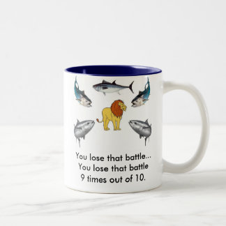 Löwe gegen Thunfisch Zweifarbige Tasse