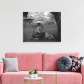 Löwe im Gras Leinwanddruck (Insitu (Wohnzimmer))