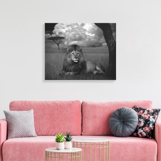 Löwe im Gras Leinwanddruck (Insitu (Wohnzimmer))