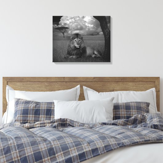 Löwe im Gras Leinwanddruck (Insitu (Schlafzimmer))