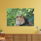 Löwe im Wald Leinwanddruck (Insitu (Wohnzimmer))