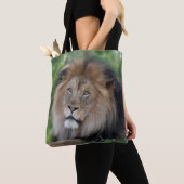Löwe im Wald Tasche (Von Nahem)