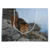 Löwe in den Bergen (von Richard Friese) Große Geschenktüte (Vorderseite)