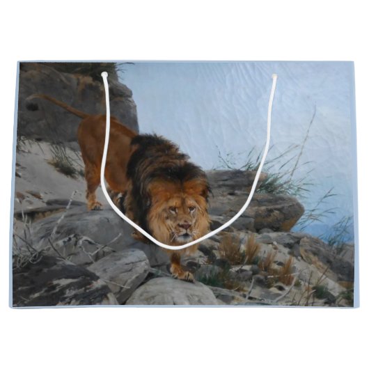 Löwe in den Bergen (von Richard Friese) Große Geschenktüte (Vorderseite)