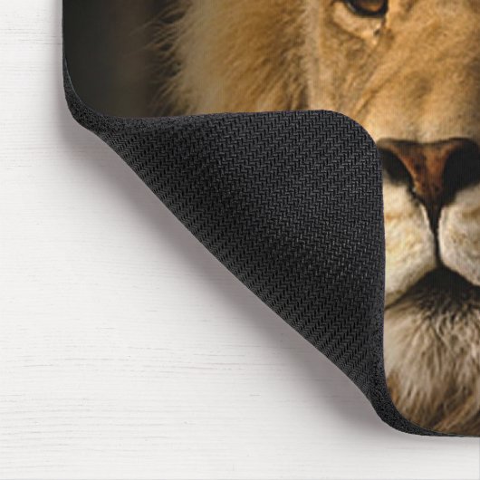 Löwe in Dunkelheit mousepad (Ecke)