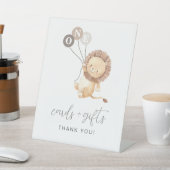 Löwe mit 3 braunen Balloons Karten Geschenkzeichen Sockelschild (In SItu)