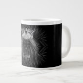 Löwe mit Kronenmonogramm Jumbo-Tasse (Vorderseite Rechts)