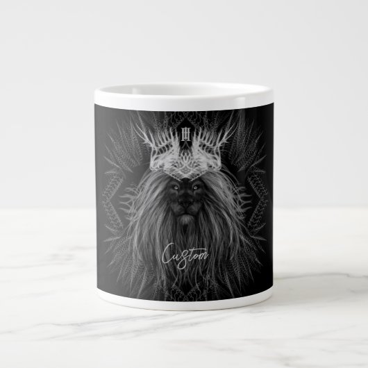 Löwe mit Kronenmonogramm Jumbo-Tasse (Vorderseite)