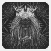 Löwe mit Kronenmonogramm Quadratischer Aufkleber (Vorderseite)