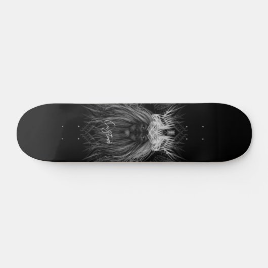 Löwe mit Kronenmonogramm Schwarz Skateboard (Horizontal)