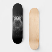 Löwe mit Kronenmonogramm Schwarz Skateboard (Vorderseite)