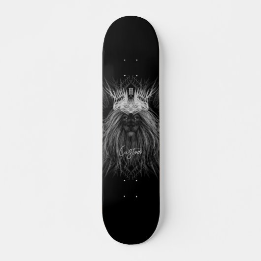 Löwe mit Kronenmonogramm Schwarz Skateboard (Vorne)
