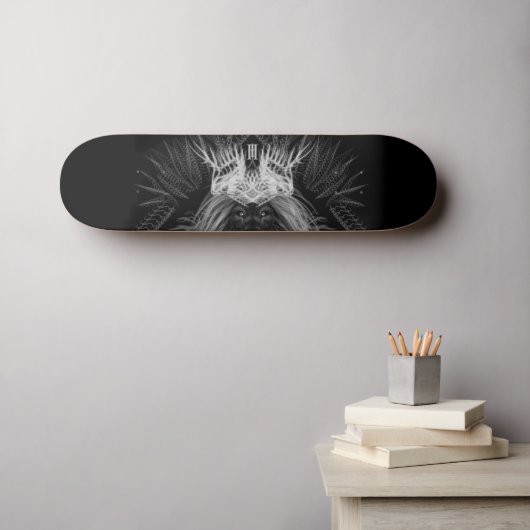 Löwe mit Kronenmonogramm Schwarz Skateboard (Wandkunst (Horz))