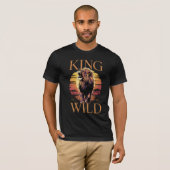Löwe mit Worten: König der Wilden (b) T-Shirt (Vorne ganz)
