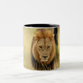 Löwe (Panthera Löwe) gehend in einen Wald, Zweifarbige Tasse (Mittel)