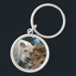 Löwe und Löwin Schlüsselanhänger<br><div class="desc">Entzückende Fotografie von Löwe und Löwin nuzzling.</div>