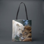 Löwe und Löwin Tasche<br><div class="desc">Entzückende Fotografie eines Löwes und der Löwin,  die nuzzling sind.</div>