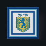 Löwe von Judah Emblem Ariel Hebrew Button<br><div class="desc">Quadratischer Knopf mit einem Bild eines blauen und gelben Löwen von Juda Emblems auf weiß mit hellblauen und dunkelblauen Rändern und "Ariel" auf Hebräisch in blauen Buchstaben darüber. Hier finden Sie passenden quadratischen Charme, großen quadratischen Premium-Schlüsselanhänger aus Metall, viereckiger doppelseitiger Acryl-Schlüsselanhänger, runde Halskette und Armbanduhr. Die gesamte Hanukkah-Buttons & Buttone-Kollektion...</div>