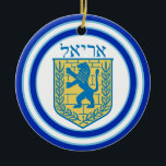 Löwe von Judah Emblem Ariel Hebrew Keramikornament<br><div class="desc">Rundschmuck mit beidseitigem Abbild eines blauen und gelben Jüngtchens mit hellblauen und dunkelblauen Rändern und "Ariel" auf Hebräisch in blauen Buchstaben darüber. Die gesamte Hanukkah-Ornament-Kollektion finden Sie unter der Rubrik ZUHAUSE im Bereich HOLIDAYS.</div>