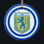 Löwe von Judah Emblem Jerusalem Hebräisch Keramikornament<br><div class="desc">Rundschmuck mit beidseitigem Bild eines blauen und gelben Löwen des Judah-Emblems und breiten doppelblauen Rändern,  die in hellblau auf Weiß geschnitten sind. Die gesamte Hanukkah-Ornament-Kollektion finden Sie unter der Rubrik ZUHAUSE im Bereich HOLIDAYS.</div>