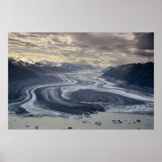 Lowell Glacier flows into the Alsek River in Poster (Vorne)