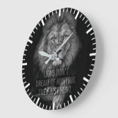 Löwen träumen nicht von der Jagd, sie jagen nur Große Wanduhr (Winkel)
