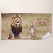Löwen und Kaninchen Strandtuch (Vorderseite)