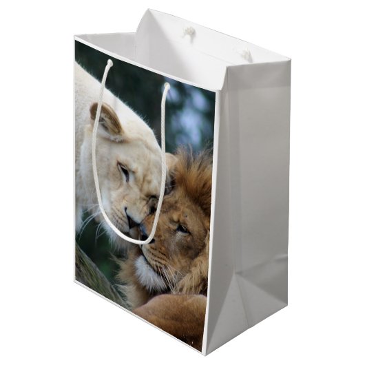 Löwen und Löwen Mittlere Geschenktüte (Vorderseite Schrägansicht)