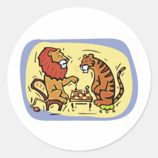 Löwen und Tiger spielen Schach Runder Aufkleber