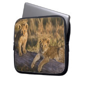 Löwenjunge auf Baumstamm Laptopschutzhülle (Vorderseite Links)
