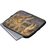 Löwenjunge auf Baumstamm Laptopschutzhülle (Vorne Knopf)