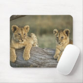 Löwenjunge auf Baumstamm Mousepad (Mit Mouse)