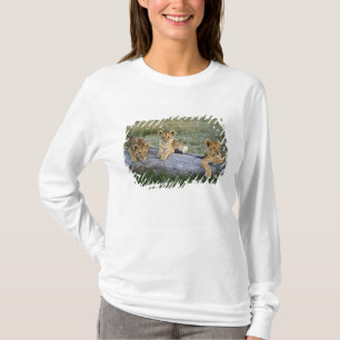 Löwenjunge auf Baumstamm T-Shirt