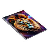 Löwenkopf unter farbenfrohen, wirbelnden Galaxien Notizblock (Rechte Seite)