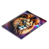 Löwenkopf unter farbenfrohen, wirbelnden Galaxien Notizblock (Linke Seite)