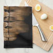 Löwenrudel trinkt nachts am Wasserloch Geschirrtuch (Viertel Falte)