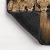 Löwenrudel trinkt nachts am Wasserloch Mousepad (Ecke)