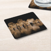 Löwenrudel trinkt nachts am Wasserloch Rechteckiger Pappuntersetzer (angewinkelt)