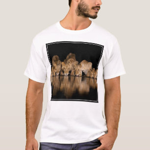 Löwenrudel trinkt nachts am Wasserloch T-Shirt