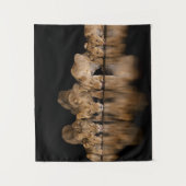 Löwenrudel trinkt nachts am Wasserloch Wandteppich (Vorderseite)