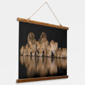 Löwenrudel trinkt nachts am Wasserloch Wandteppich Mit Holzrahmen (Gewinkelt)