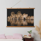 Löwenrudel trinkt nachts am Wasserloch Wandteppich Mit Holzrahmen (Schlafzimmer)
