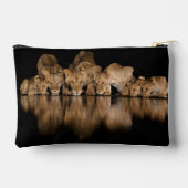 Löwenrudel trinkt nachts am Wasserloch Zubehörtasche (Rückseite)