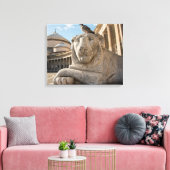 Löwenstatue vor der historischen Kirche Leinwanddruck (Insitu (Wohnzimmer))