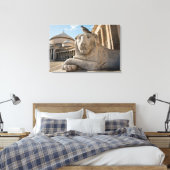 Löwenstatue vor der historischen Kirche Leinwanddruck (Insitu (Schlafzimmer))