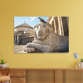 Löwenstatue vor der historischen Kirche Leinwanddruck (Insitu (Wohnzimmer))